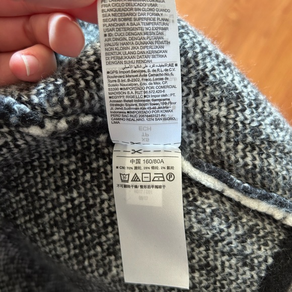 Old Navy Black Aztec Geometric Knit
Cardigan Sweater XS - Picture 5 of 6